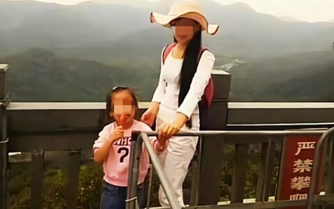 母亲绑着两个女儿溺亡，男方家属：还没有安葬，前夫精神状态不好-母亲带两个孩子坠楼事件视频