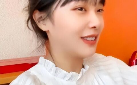 黄老师“挖呀挖”后转型，素颜参加线下活动，无滤镜颜值遭嘲讽-黄老师多大年纪