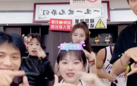 “挖呀挖”黄老师现身小杨哥直播间，颜值挺高恐转行当主播赚大钱-小杨老师的搞笑片