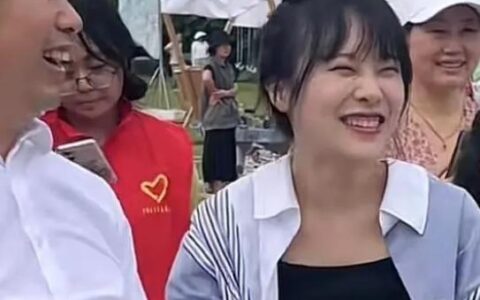 “挖呀挖”黄老师开始转型，出席公益活动被指陪笑，文旅局长解围-挖呀挖黄老师开始转型助理