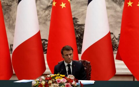 马克龙访华红旗被专车接送，法国记者围观质疑!-马克龙接受采访是哪一年