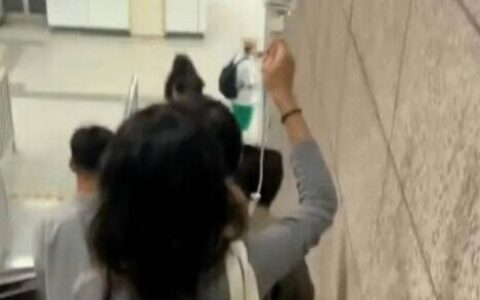 女生举吊瓶赶地铁被指“放毒”？本人回应（地铁拖拽女子事件）