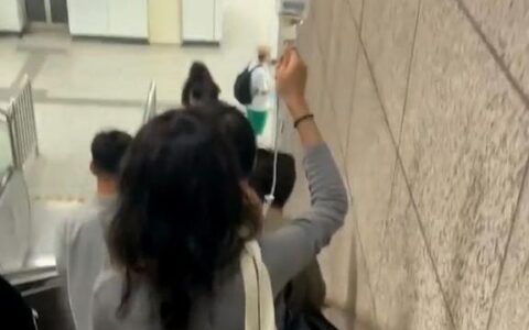 有人质疑是剧本，深夜举吊瓶赶地铁的女生发声从事过医护工作（有人剧本吗 什么意思）