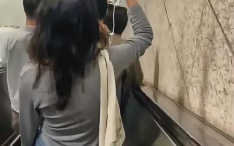 深夜举吊瓶赶地铁的女生发声：不想浪费钱打车，也不想浪费药水（女性尿急憋不住尿裤子）