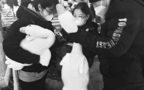 北京多个地铁口有人扫码送“大鹅”？能要吗？-北京地铁网站招聘