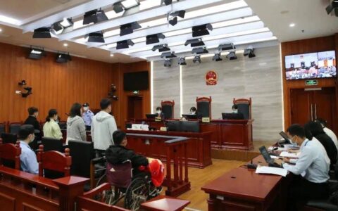 地铁商场门口扫码送“大鹅”？多人已受骗-地铁口扫码中奖