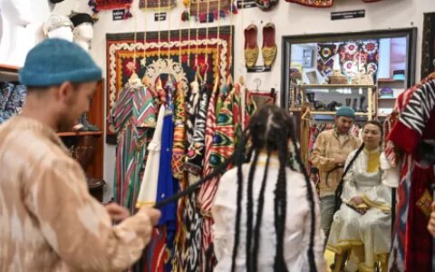 逐梦青春“燃”天山——新疆各族青年奋斗身姿素描（新疆素描画）