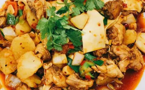 大盘鸡是哪个地方的菜系？详解四川大盘鸡的起源、特点和影响（大盘鸡是四川的吗）