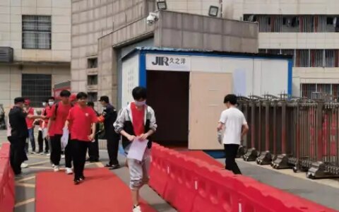 亲朋好友送花祝福，考试结束后考生飞奔跑出考点-考完试一般送什么花好