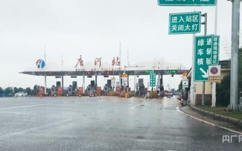 上百台收割机无法下高速，当地回应-收割机不让上高速怎么回事