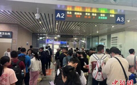 “天空之镜号”茶卡旅游专列开行-茶卡天空之境和天空一号