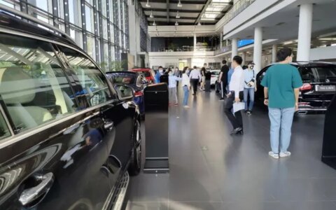 都说没钱，但豪车被买爆了（开豪车却没钱的人）