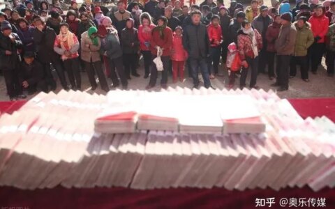 有人把钱换成现金存起来，既不存银行也不花掉，对于社会来说是好事还是坏事？-把钱拿来