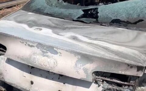 车主上坟时将奥迪停墓地旁被烧毁，目击者：烧得只剩骨架了，无人受伤（火烧奥迪司机）