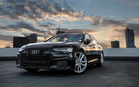 村民上坟致停墓地旁的奥迪被烧成空壳 网友：这祭品壕（奥迪司机被烧）