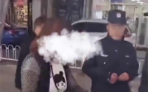 烤肠一根3元，两根5元，女子2.5想买一根，商家不卖，女子报警（2元一根烤肠成分）