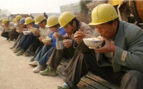 农民工每天3、4百，月薪收入过万，一年数十万为什么不够花？-农民工一天挣多少钱