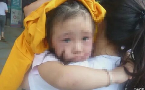 揪心！东莞4岁女童路边嬉戏被车碾压，妈妈正在购物…（东莞6岁小男孩被车碾压离开人世）