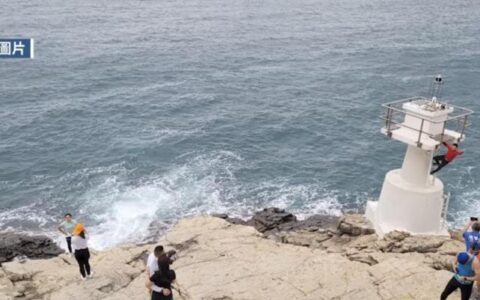 女子只为拍照卷入海中不幸身亡，网红打卡地再夺生命（女子只为了20万）