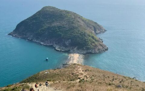 女子为拍照被卷入海中不幸身亡，年仅43岁（女子为拍照被卷入海中身亡）