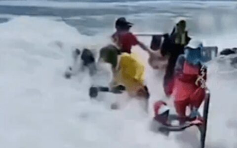 为拍照打卡，43岁女子被卷入海中不幸身亡（被卷入海中）