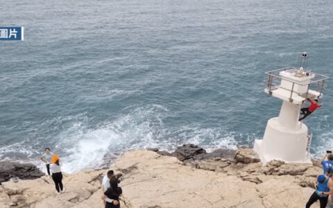 痛心！女子拍照被大浪卷入海中，不幸身亡（人被海浪卷走视频）