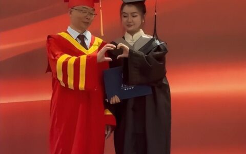 毕业典礼比心时 校长手指被强制掰弯（毕业典礼和校长合影）