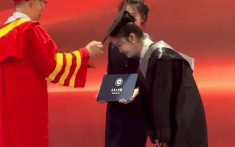 敢掰弯校长手指！这位毕业生无疑是我见过的最”社”的人！