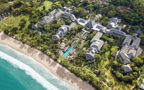 两名中国游客巴厘岛身亡，多位中国游客称可从沙滩进入酒店，酒店回应“目前正常营业”（巴厘岛接待游客数量）