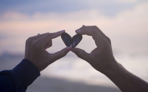 单向奔赴的感情是热脸贴冷屁股，双向奔赴的感情则是最戳人的互动-单向的奔赴只是追逐,双向的奔赴才有意义