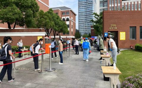 初夏校园重现勃勃生机！上海高二高三学生今天复学，师生们的双向奔赴有趣有爱-上海高三开学时间2020下半年