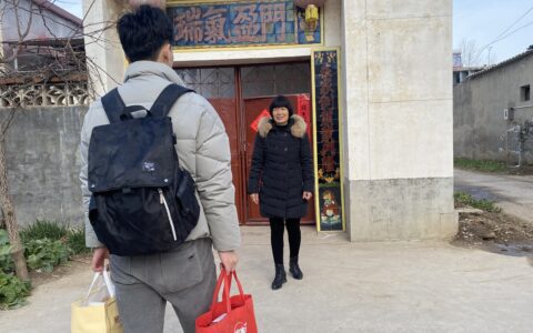 三年征衣不解度佳节！今年他们也有了千里重逢日，万家灯火时的双向奔赴……-三年衣粮 便献柔仪