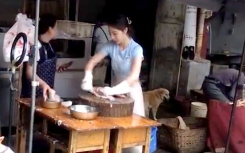 卖鱼女子因高颜值走红：鉴媛前，也请看一看她娴熟的杀鱼手法（女子卖鱼时生下孩子）