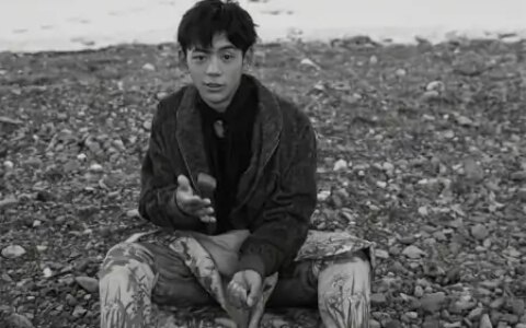 丁真杂志照曝光，怼脸镜头下颜值不输明星，被指灵气感消失（丁真爆红照片）