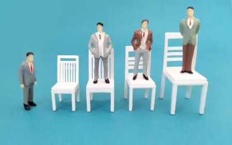 人事总监和财务总监相比，哪一个职位在公司的地位更高，为什么？（财务总监和人力资源哪个工资高一些）