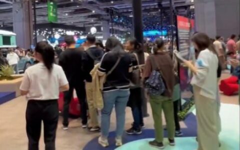 宝马MINI展台改发钥匙扣 多人排队（宝马mini钥匙壳怎么换视频教学）