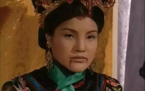 知名女艺人当街遭暴徒殴打！缝了11针！她的回应是…-明星被打要害