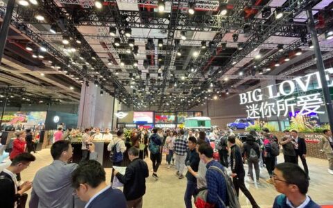 宝马MINI冰淇淋事件第二天，免费向游客发放钥匙扣丨顶端热点（mini宝马车图片及价格）