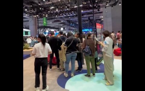 宝马MINI展台改发钥匙扣 多人排队 网友：真健忘（宝马mini钥匙孔问题大吗）