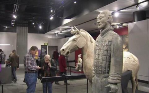 破坏中国国宝！美国人掰断兵马俑手指案新进展：指控遭撤销（外国人弄坏兵马俑）