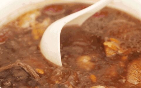 可怕！煲汤放错这个药材分分钟钟中毒！-煲汤的药