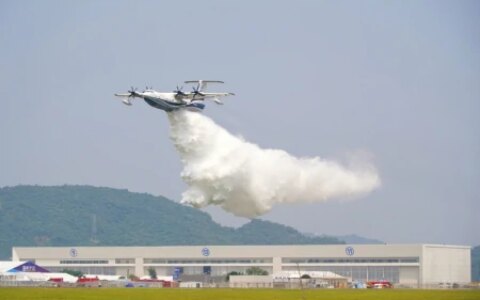 “鲲龙”吐水逐梦蓝天 珠海金湾圆了南粤百年飞机梦-珠海金湾机场实时动态