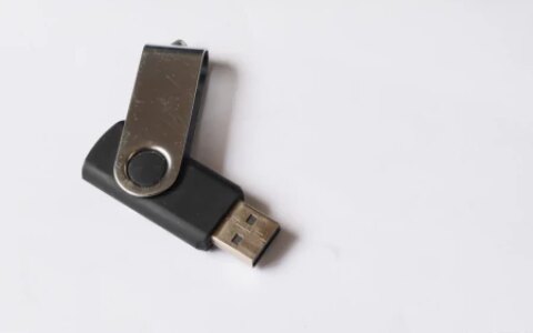 u盘已经插上，但是提示插上u盘？看完你就明白了-u盘显示插上电脑上读不出来怎么回事