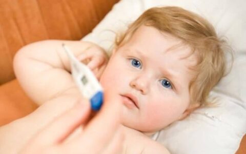 孩子发烧时，退烧针能快速退烧，但医生为什么都不建议打？-退烧针儿童禁打多久