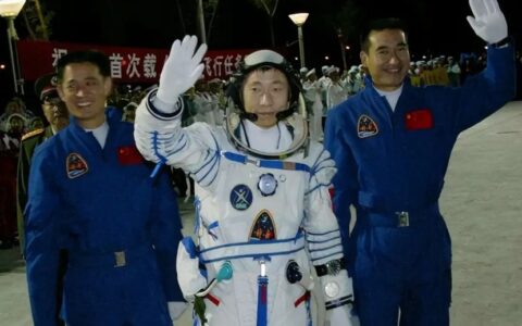 神舟五号飞天，遭遇濒死26秒，杨利伟一度哽咽，以为自己要牺牲了-神舟五号载人航天飞行