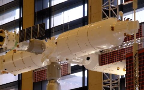 杨利伟：完成选拔-杨利伟的故事迹50字英语作文