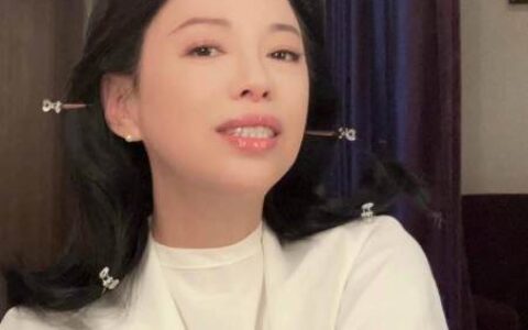 54岁黄绮珊变瘦堪比整容！龅牙没了脸小一圈，穿薄纱裙身姿似超模-黄绮珊多少岁了