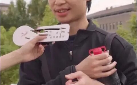 北大数学老师韦东奕，普通的外表下藏着一个最强大脑！-北大数学系韦东奕讲课怎么样