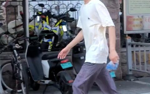 韦东奕回山东被网友偶遇，面带微笑步伐轻快，一网友喊话安排相亲-韦东奕宣布婚讯视频是真的吗