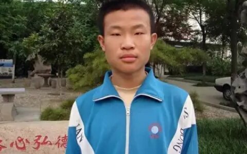 北大韦神再现，衣着朴素和学生亲切交谈，这才是老师应有的样子-揭秘北大韦神成长史